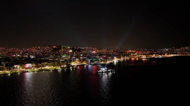 Deniz üzerinde ilerleyen feribotun hava görüntüsü ve İzmir 'in muhteşem gece manzarası. Yüksek kalite fotoğraf