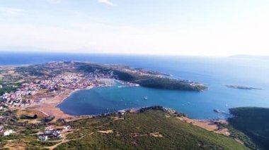 Orman bölgesinde elektrik üreten yel değirmenlerine deniz manzarası eşlik ediyor. Yüksek kalite 4k görüntü