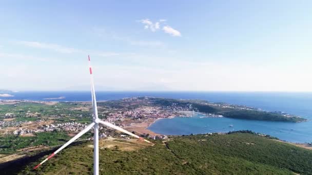 Ветряные Мельницы Вырабатывающие Электричество Лесной Зоне Видом Море Высококачественные Кадры — стоковое видео