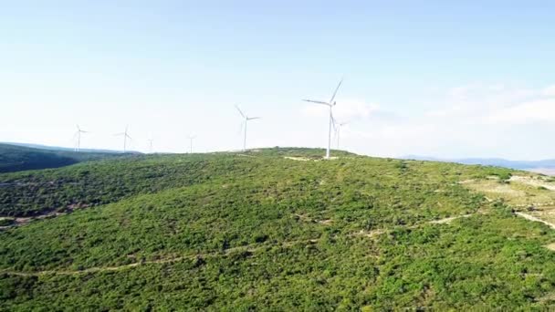 森林地区的风力发电机组伴随着海景 高质量的4K镜头 — 图库视频影像