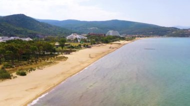 Kusadasi 'deki dağdan Pamucak Sahili manzarası. Yüksek kalite 4k görüntü