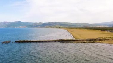 Kusadasi 'deki dağdan Pamucak Sahili manzarası. Yüksek kalite 4k görüntü