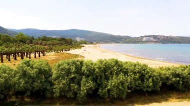 Kusadasi 'deki dağdan Pamucak Sahili manzarası. Yüksek kalite 4k görüntü