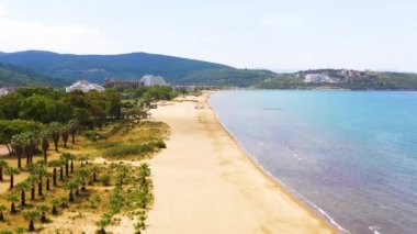 Kusadasi 'deki dağdan Pamucak Sahili manzarası. Yüksek kalite 4k görüntü