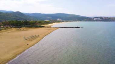 Kusadasi 'deki dağdan Pamucak Sahili manzarası. Yüksek kalite 4k görüntü