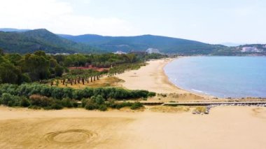 Kusadasi 'deki dağdan Pamucak Sahili manzarası. Yüksek kalite 4k görüntü