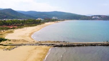 Kusadasi 'deki dağdan Pamucak Sahili manzarası. Yüksek kalite 4k görüntü
