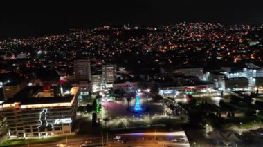 İzmir 'in sembolü olan tarihi saat kulesinin muhteşem gece görüntüsü. Yüksek kaliteli FullHD görüntüler