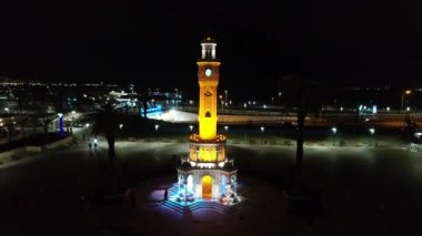 İzmir 'in sembolü olan tarihi saat kulesinin muhteşem gece görüntüsü. Yüksek kaliteli FullHD görüntüler