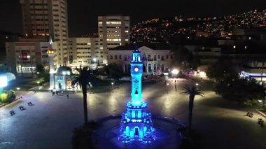 İzmir 'in sembolü olan tarihi saat kulesinin muhteşem gece görüntüsü. Yüksek kaliteli FullHD görüntüler