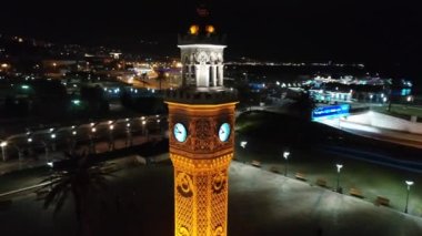İzmir 'in sembolü olan tarihi saat kulesinin muhteşem gece görüntüsü. Yüksek kaliteli FullHD görüntüler