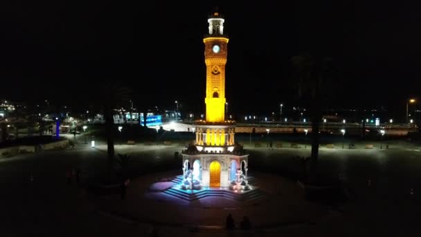 Tiro Aéreo Magnífica Vista Noturna Torre Relógio Histórico Símbolo Izmir — Vídeo de Stock