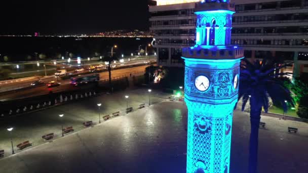 Zdjęcie Lotnicze Wspaniałego Widoku Nocy Historycznej Wieży Zegarowej Symbolu Izmiru — Wideo stockowe
