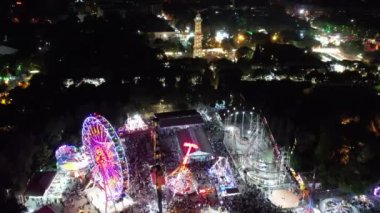 Eğlence parkında eğlenen insanların hava manzarası renkli oyuncaklar, insansız hava aracıyla çalışan oyun makineleri. Yüksek kaliteli FullHD görüntüler