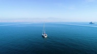 İHA ile Ege Denizi 'ne giden yelkenli teknenin hava takibi. Yüksek kalite 4k görüntü