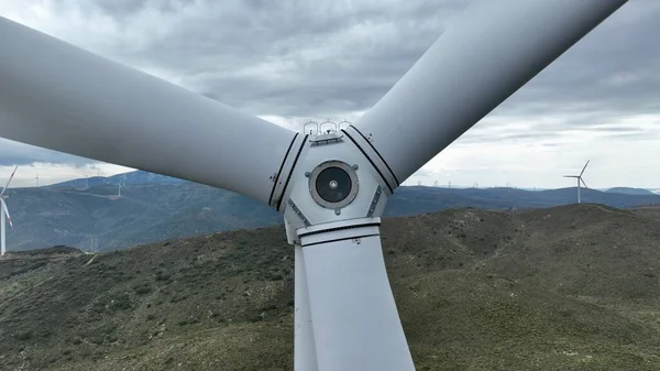 Rüzgâr Türbini Bulutlu Havada Dağın Tepesinde Elektrik Üretiyor Yüksek Kalite — Stok fotoğraf