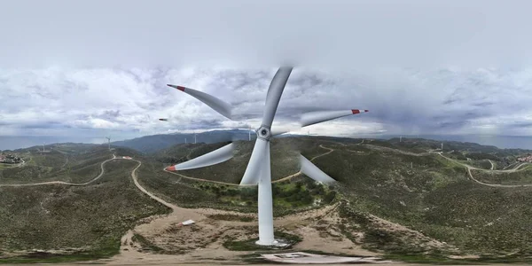 Windkraftanlage Zur Stromerzeugung Auf Der Bergspitze Bei Bewölktem Wetter Hochwertiges — Stockfoto