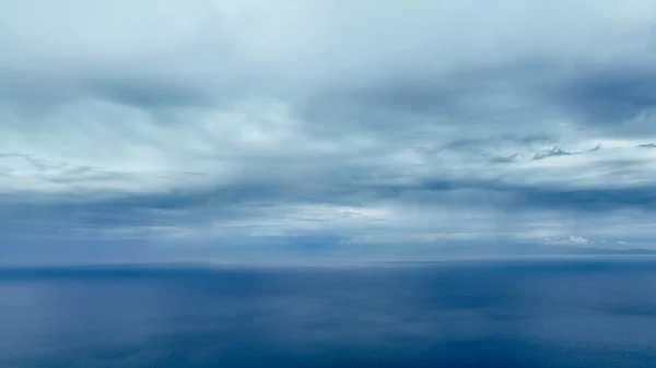 Widok Lotu Ptaka Morze Egejskie Dronem Pochmurny Dzień Widokiem Wyspę — Zdjęcie stockowe