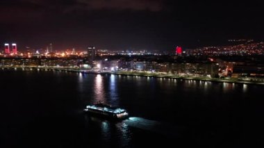 Ege Denizi 'nde ilerleyen feribotun hava görüntüsü İzmir' deki kentin gece görüşü ile birlikte. Yüksek kaliteli FullHD görüntüler