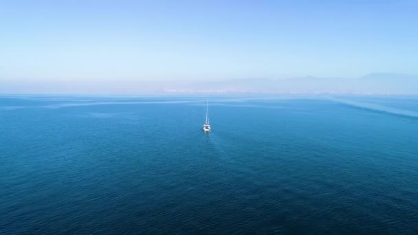 Flygspårning Segelbåten Som Seglar Till Egeiska Havet Med Drönare Högkvalitativ — Stockvideo