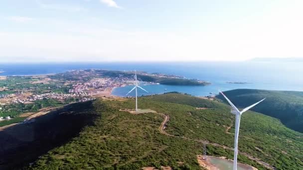 Wiatraki Wytwarzające Energię Elektryczną Obszarze Leśnym Wraz Widokiem Morze Wysokiej — Wideo stockowe