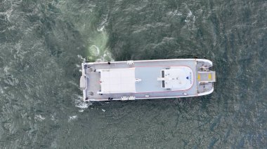 Denizde hareket eden buharlı geminin tam hava görüntüsü. Yüksek kalite fotoğraf