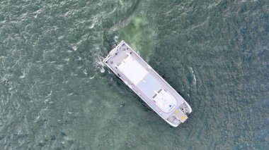 Denizde hareket eden buharlı geminin tam hava görüntüsü. Yüksek kalite fotoğraf