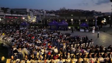 Ramazan ayında, tarihi saat kulesinin altında birlikte dua eden ve oruç tutan insanların hava görüntüsü. Yüksek kalite 4k görüntü
