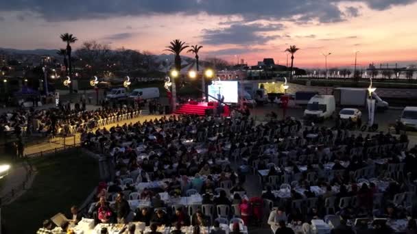 Veduta Aerea Persone Che Pregano Digiunano Insieme Iftar Nel Ramadan — Video Stock