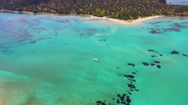 Geminin Ege Denizi 'nin mavi ve berrak sularında insansız hava aracı ile hareket ederken görüntüsü. Yüksek kalite 4k görüntü