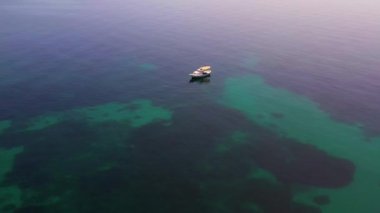 Geminin Ege Denizi 'nin mavi ve berrak sularındaki insansız hava aracı görüntüleri. Yüksek kalite 4k görüntü