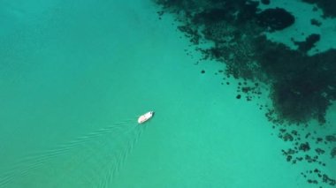 Geminin Ege Denizi 'nin mavi ve berrak sularında insansız hava aracı ile hareket ederken görüntüsü. Yüksek kalite 4k görüntü