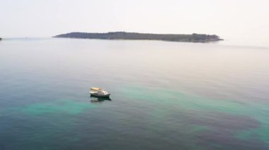Geminin Ege Denizi 'nin mavi ve berrak sularındaki insansız hava aracı görüntüleri. Yüksek kalite 4k görüntü