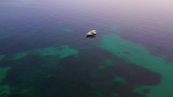 Воздушный Беспилотный Залп Лодки Голубых Чистых Водах Эгейского Моря Высококачественные — стоковое видео