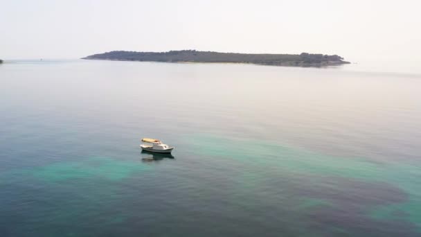 エーゲ海の青と澄んだ水の中でボートの空中ドローンショット 高品質4K映像 — ストック動画