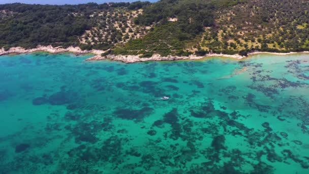 Letecký Snímek Lodi Pohybující Modrých Čistých Vodách Egejského Moře Dronem — Stock video