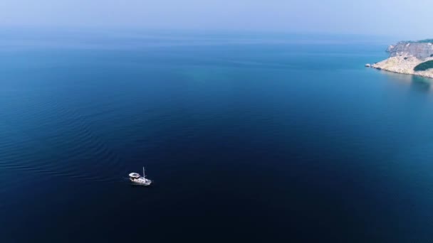 空中拍摄的船在爱琴海蓝色水域与无人驾驶飞机前进 高质量的4K镜头 — 图库视频影像