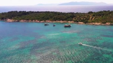 Geminin Ege Denizi 'nin mavi sularında insansız hava aracıyla ilerlerken çekilmiş görüntüsü. Yüksek kalite 4k görüntü