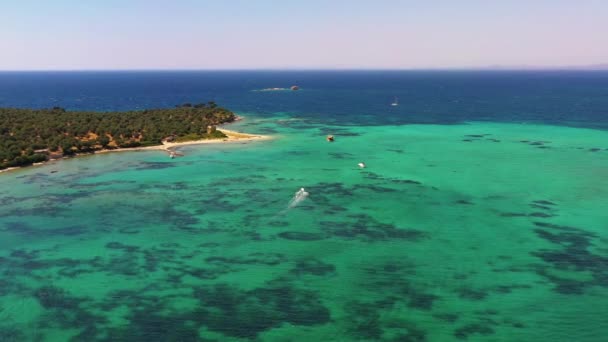 Vzdušný Záběr Lodi Blížící Modrých Vodách Egejského Moře Dronem Vysoce — Stock video