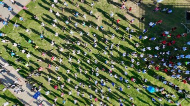 Uluslararası İzmir maratonu için ısınan ve koşan sporcular 