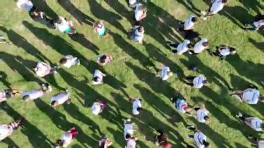 Uluslararası İzmir maratonu için ısınan ve koşan sporcular 