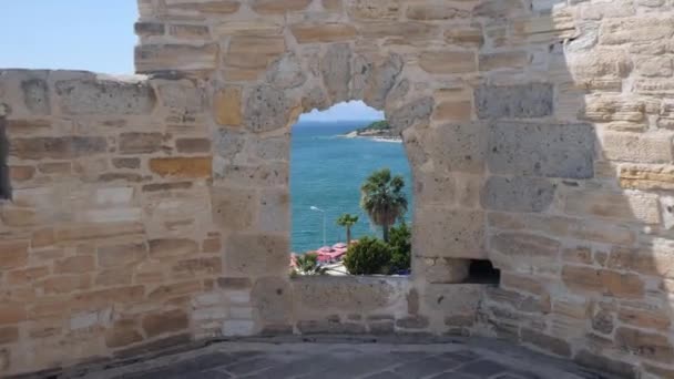 Θέα Προς Θάλασσα Από Παράθυρο Του Ιστορικού Κάστρου Της Κρήνης — Αρχείο Βίντεο