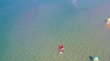 Türkiye 'nin dünyaca ünlü sörfçüsü Cesme Alacati Plajı' nda sörf yapan sörfçüler. Yüksek kalite 4k görüntü