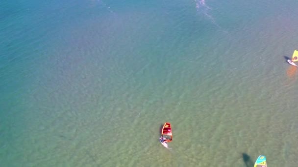 冲浪者在火鸡世界著名的Cesme Alacati海滩冲浪 高质量的4K镜头 — 图库视频影像