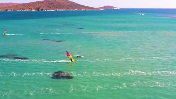 トルコの世界的に有名なチェゼメアラカティビーチでウィンドサーフィンをしているサーファー 高品質4K映像 — ストック動画