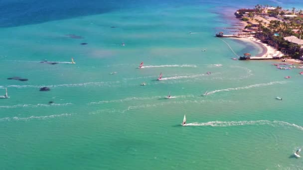 冲浪者在火鸡世界著名的Cesme Alacati海滩冲浪 高质量的4K镜头 — 图库视频影像
