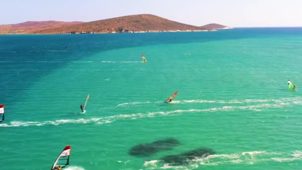 Surferzy Uprawiający Windsurfing Słynnej Plaży Cesme Alacati Wysokiej Jakości Materiał — Wideo stockowe