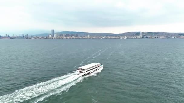 Luchtfoto Van Historische Veerboot Die Oprukt Zee Met Uitzicht Stad — Stockvideo