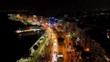 İzmirin gecesinin hava manzarası harika. Yüksek kalite 4k görüntü