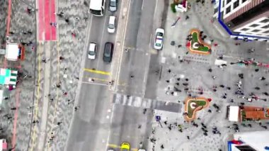 Trafiğin tam zamanlı görüntüsü, yürüyen, tramvay, yaya geçidi ve şehirdeki günlük yaşam. Yüksek kalite 4k görüntü